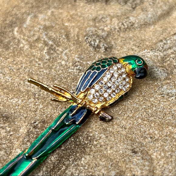 Vibrant blue and green parrot brooch encrusted with rhinestones - Picture 5 of 6